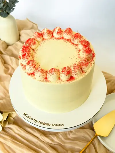 whole red velvet cake top view 58