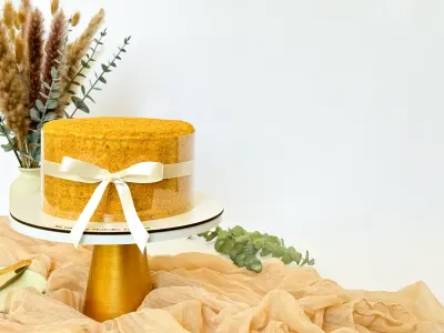 honey cake on the cake stand